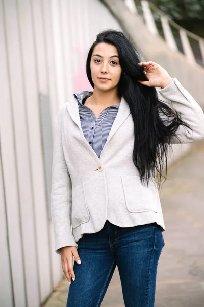 Retrato Moda Una Joven Caucásica Muy Hermosa Con Pelo Negro — Foto de Stock