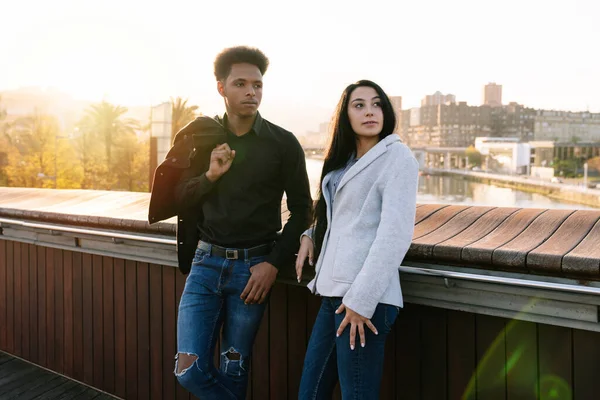 Porträt Eines Kaukasischen Mädchens Und Eines Marokkanischen Jungen Mit Sehr — Stockfoto