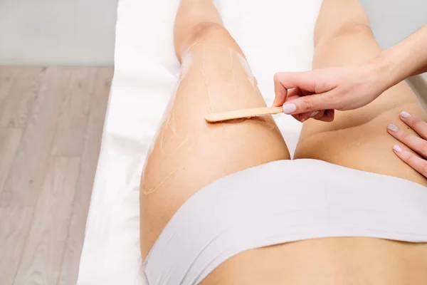 Short Hand Flat Photograph Beautician Giving Waxing Treatment Woman Her — Stock Photo, Image