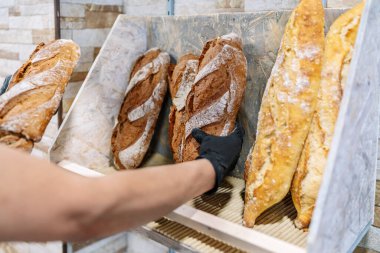 Fırıncı rafının seçici odak noktası taze pişmiş ekmek