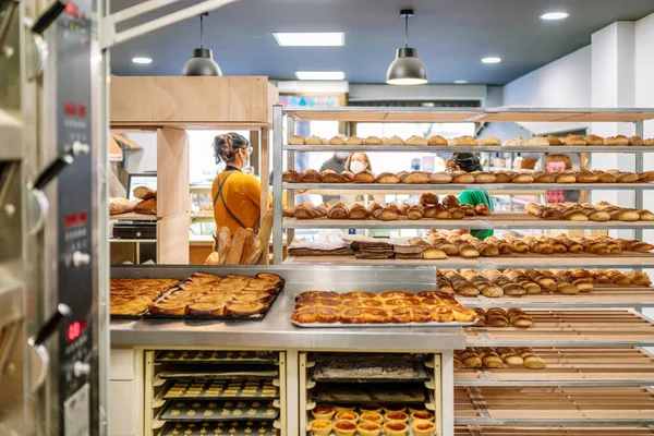Vista Trasera Una Panadería Con Empleados Ventas Que Venden Pan — Foto de Stock