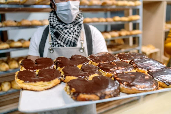 Panadero Tiene Una Bandeja Palmas Para Hornear Chocolate Recién Salido — Foto de Stock