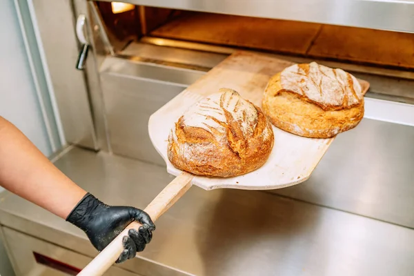 Baker Met Pain Dans Four Boulangerie Qui Recouvre Plancher Boulangerie — Photo