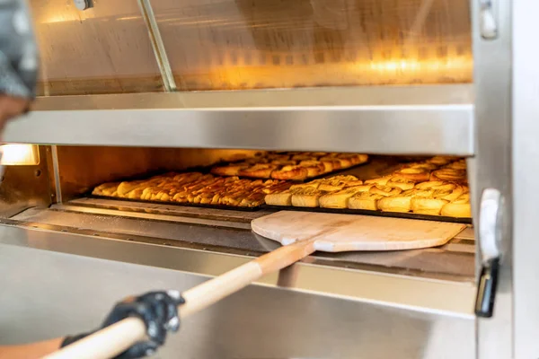 Boulanger Porte Plateau Gâteau Riz Dans Ses Mains Met Dans — Photo