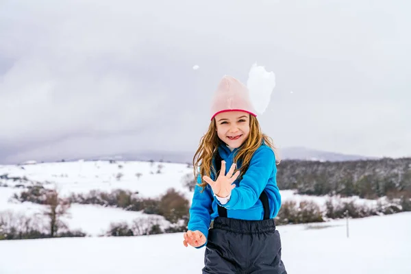 Блондинка Грає Сміється Снігу Кидаючи Сніжку Рукою Одягаючи Синій Светр — стокове фото