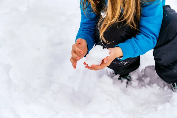 Блондинка Грає Снігу Роблячи Сніжку Руками Одягаючи Синій Светр — стокове фото