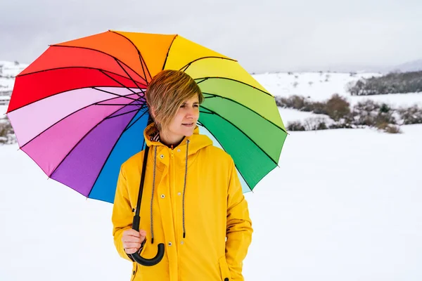 Portré Egy Boldog Nőről Aki Színes Esernyőt Cipel Mint Szivárvány — Stock Fotó