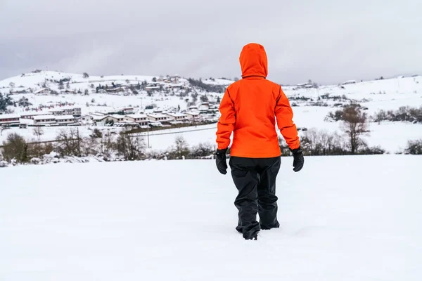 Hátsó Kilátás Egy Sétál Hóban Egy Hegyen Egy Gyönyörű Táj — Stock Fotó