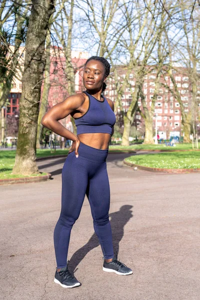Zwarte Afrikaanse Vrouw Opwarmen Stretching Beginnen Met Sporten Een Openbare — Stockfoto