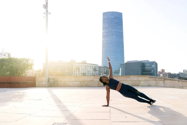 Чорна Дівчина Бігун Робить Спортивні Розтяжки Місті Заході Сонця Красивою — стокове фото