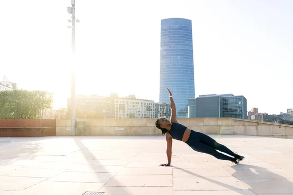 Negro Afro Corredor Chica Haciendo Deportivo Estiramiento Ciudad Atardecer Con —  Fotos de Stock