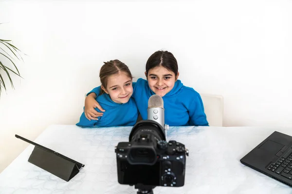 Dos Hermanas Influencers Bloggers Transmitiendo Vivo Desde Sala Estar Riendo —  Fotos de Stock