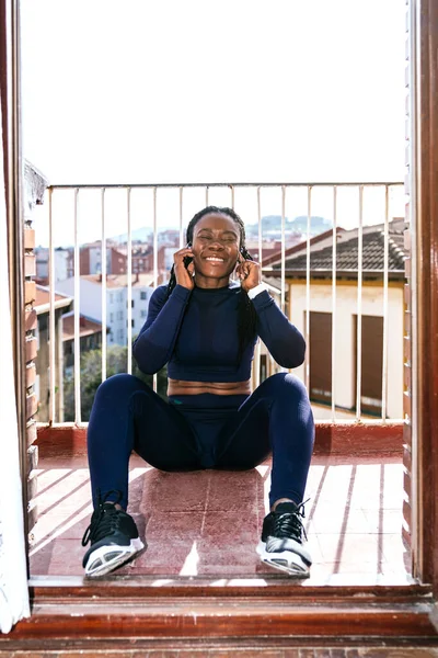 Czarna Afro Kobieta Ubrana Strój Sportowy Słuchająca Muzyki Słuchawkach Bardzo — Zdjęcie stockowe
