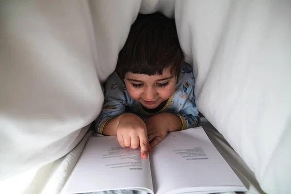 Küçük Çocuk Geceleri Pijamalarıyla Yatağının Çarşaflarını Örterek Mutlu Bir Şekilde — Stok fotoğraf