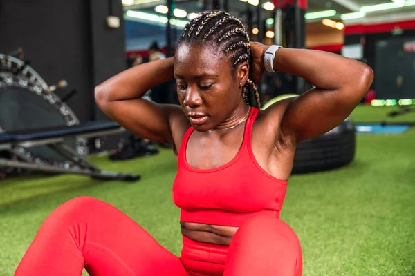 Spor Salonundaki Güçlü Siyah Kadın Kırmızı Spor Kıyafetleriyle Karın Egzersizi — Stok fotoğraf