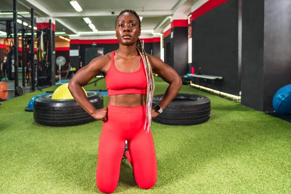 Spor Salonundaki Güçlü Siyah Kadın Kırmızı Spor Kıyafetleri Içinde Dizlerinin — Stok fotoğraf