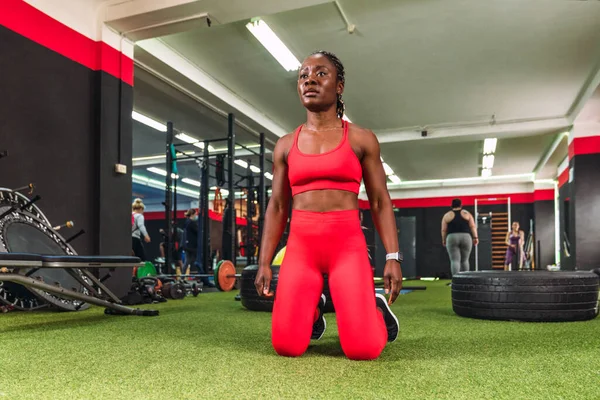 Spor Salonundaki Güçlü Siyah Kadın Kırmızı Spor Kıyafetleri Içinde Dizlerinin — Stok fotoğraf