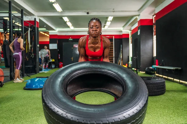 Sterke Zwarte Vrouwelijke Atleet Een Sportschool Doen Wiel Hijsoefeningen Ter — Stockfoto