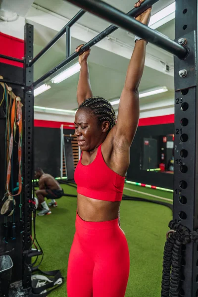 Zwarte Vrouwelijke Bodybuilder Een Sportschool Erg Moe Het Doen Van — Stockfoto