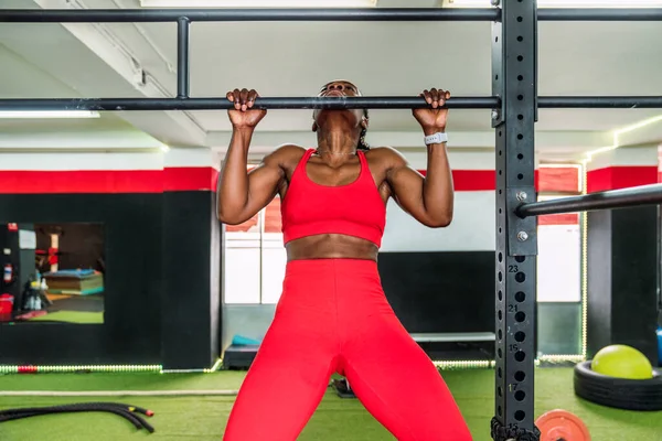 Zwarte Bodybuilder Atleet Een Sportschool Doet Een Lange Halter Terug — Stockfoto