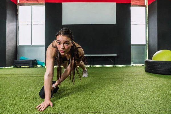 Beyaz Kadın Vücut Geliştirme Sporcusu Spor Salonunda Kettlebell Ile Ton — Stok fotoğraf