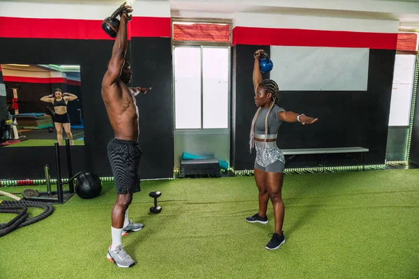 Twee Afrikaanse Bodybuilder Atleten Doen Toning Oefeningen Voor Biceps Schouders — Stockfoto