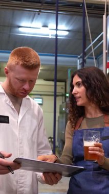 Genç bir adam ve kadın bir bira fabrikasında iş birliği yapıyorlar. Meslektaşı biranın tadına bakarken usta bira üreticisi elinde bir dosya tutuyor.