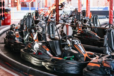 Go kartlar bir dolambaçlı yolda dizilmiş, yarış, yarışma ve eğlence için açık hava eğlence parkında.