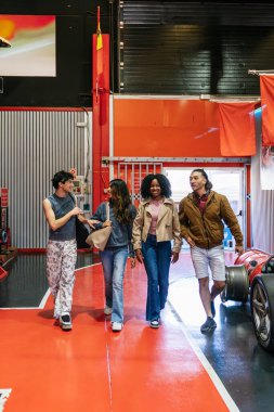 Çeşitli arkadaş grupları yürür ve konuşur, birlikte zaman geçirirler kapalı bir karting mekanında.