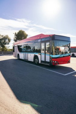 Açık gökyüzünün altına park edilmiş modern elektrikli otobüs çevre dostu şehir ulaşımını destekliyor.
