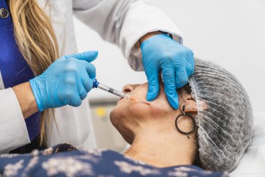 Profesyonel olarak hastaya yüz biyostimülatörü enjekte etmek, cilt yenilenmesi için kolajen ve elastin üretimini teşvik etmek.