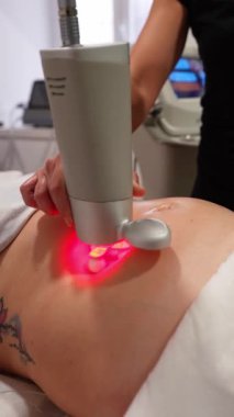 Estetisyen ileri düzeyde selülit tedavisi uyguluyor. Vücut hatları ve yağ azaltma için yenilikçi donanım kozmetolojisi