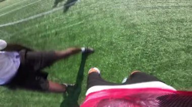 Bir futbolcunun penaltı atışı için ilk kişi bakış açısı. Güneşli bir günde kaleciye karşı ağır çekimde gol atıyor.