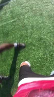 Bir futbolcunun ayaklarının yeşil bir çimenlikte top sürdüğünü ve sonra yavaş çekimde topa vurduğunu gören ilk kişi.