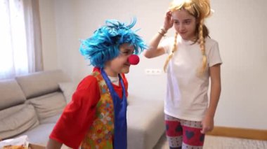 Mutlu kardeşler renkli karnaval kostümleri giyerken birlikte eğleniyorlar. Aile oturma odasında bir parti hazırlıyor.