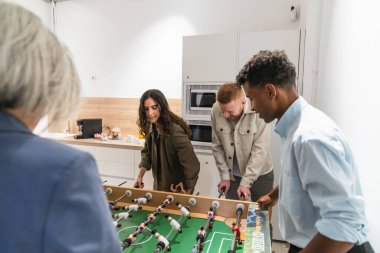 Ofis molasında langırt oynayan meslektaşlar takım çalışmasını, iletişimi ve rahatlamayı teşvik ediyor.