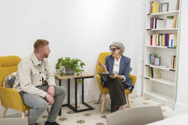 İletişim kuran iki farklı profesyonel ve bir ortaklık sunumu, bir ofis toplantısında görüşleri paylaşıyor