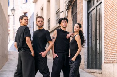 Genç, çeşitli sokak dansçıları şehrin arka sokaklarında güven içinde poz veriyorlar. Hip hop kültürünü, gençliği ve şehir yaşam tarzını temsil ediyor.