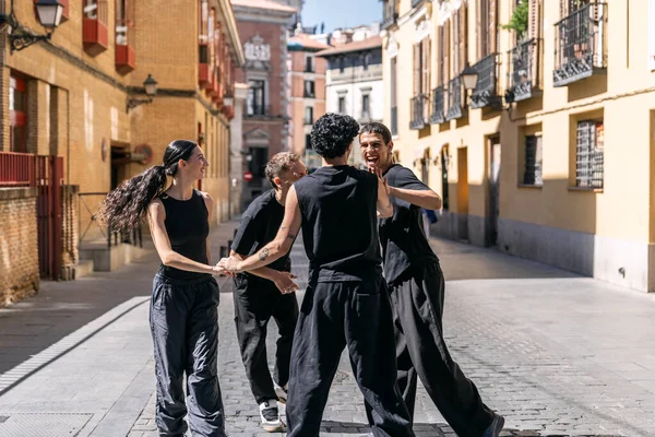 Genç sokak dansçıları hip hop hareketleri yapıyor ve şehir sokaklarında iletişim kuruyor. Mutluluk ve takım çalışmasını ifade ediyorlar.