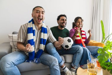 Memlekette futbol maçı izleyip heyecanlı bir spor müsabakasının tadını çıkarırken kutlama ve tezahürat yapan çok ırklı arkadaşların kutlu olsun.