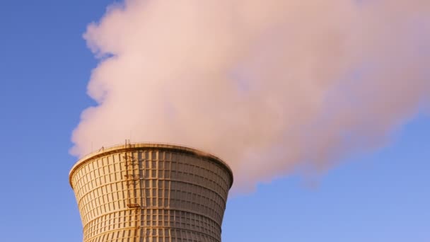 Vattenkylning tower stack rök under blå himmel — Stockvideo