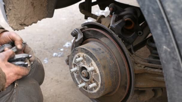 Automonteur bezig met remmen in de auto reparatiewerkplaats — Stockvideo