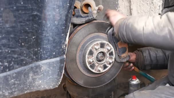 Mécanicien automobile travaillant sur les freins dans l'atelier de réparation automobile — Video