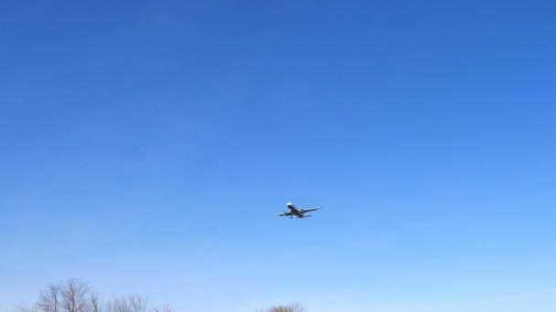 Grandes aviones comerciales aterrizando o despegando — Vídeo de stock