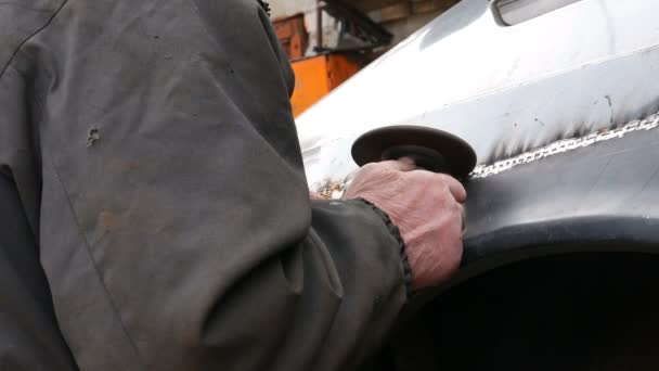 Automonteur werkt op het autolichaam van een in de garage — Stockvideo