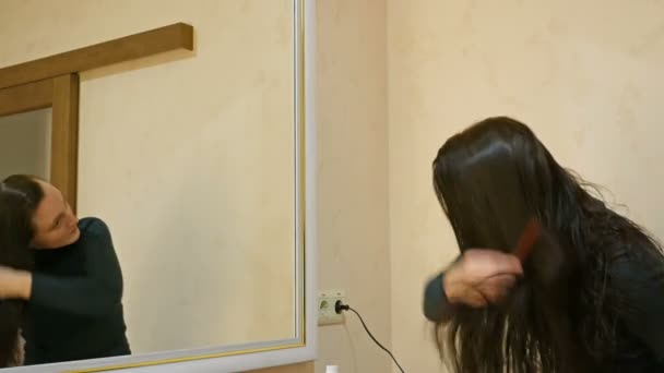 Pretty woman drying long hair in make-up room — Stock Video