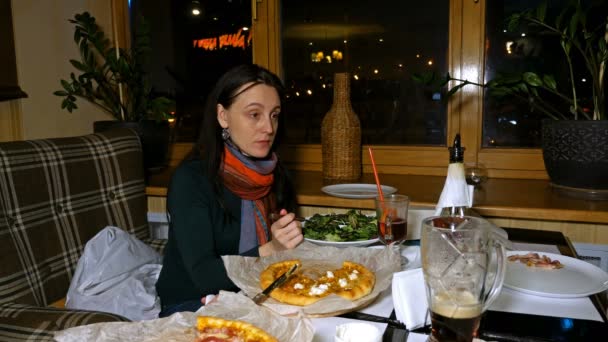 Bella donna parla con un amico in un ristorante — Video Stock