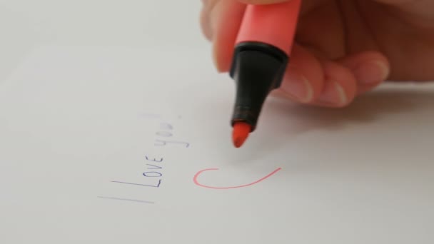 La mano femenina dibuja el corazón rojo Te amo en el papel — Vídeos de Stock