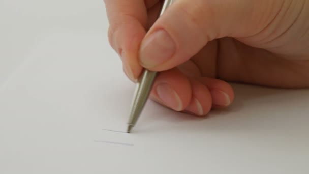 Vrouwelijke hand schrijft dat ik hou van je op het vel papier — Stockvideo