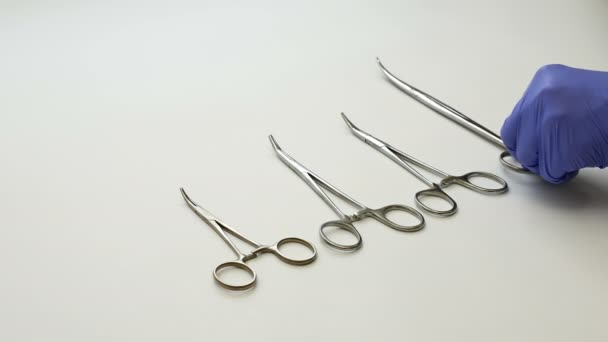 Enfermeira cirúrgica coloca ferramentas de cirurgia médica na mesa — Vídeo de Stock
